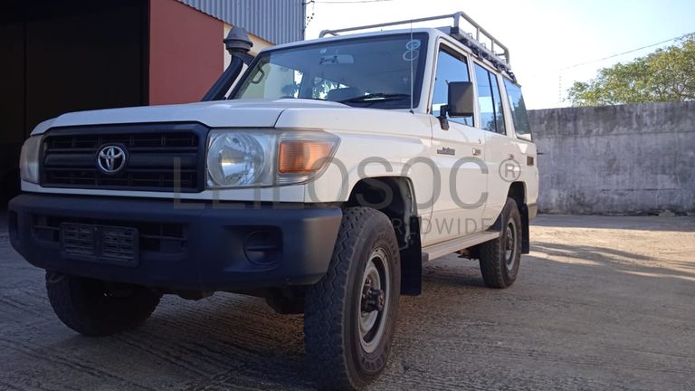 Toyota Land Cruiser · Ano 2013