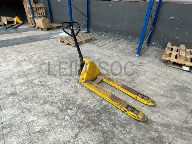 Porta paletes · Paletes de madeira