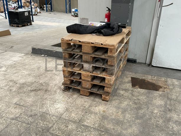 Porta paletes · Paletes de madeira