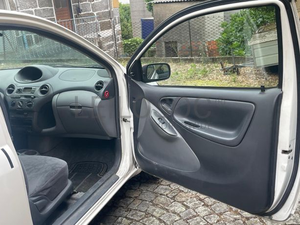 Toyota Yaris · Ano 2003