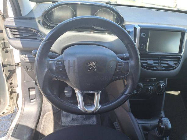 Peugeot 208 · Ano 2015