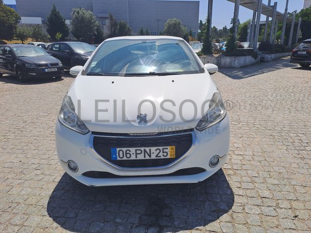 Peugeot 208 · Ano 2015