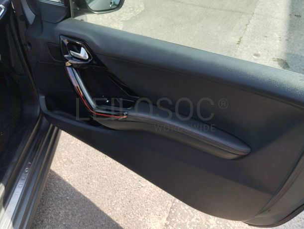 Peugeot 208 · Ano 2017