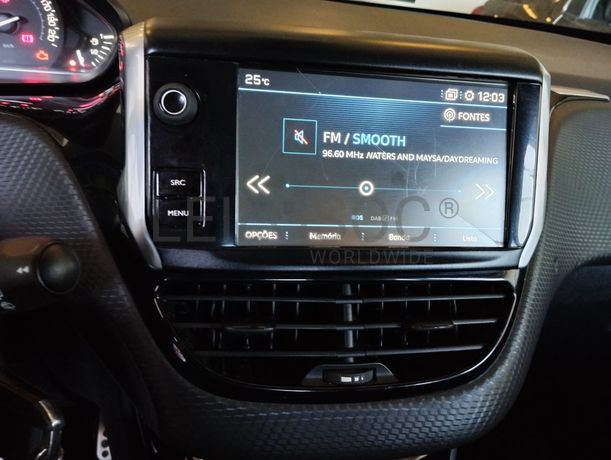 Peugeot 208 · Ano 2017