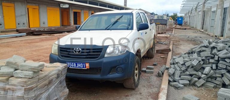 Véhicule léger TOYOTA HILUX