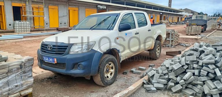 Véhicule léger TOYOTA HILUX