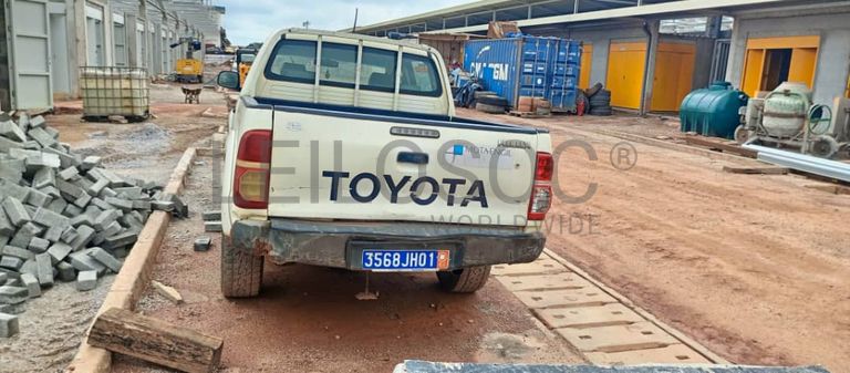 Véhicule léger TOYOTA HILUX
