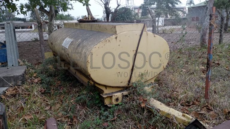 Tanque metálico de água