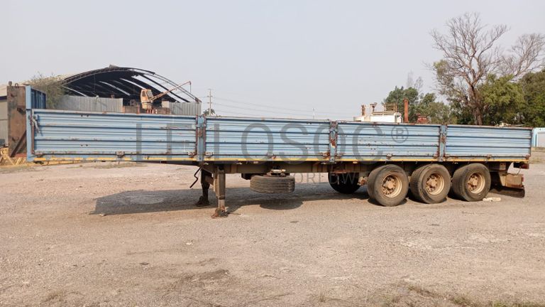 Atrelado de três eixos