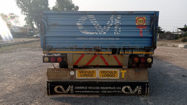 Atrelado de três eixos