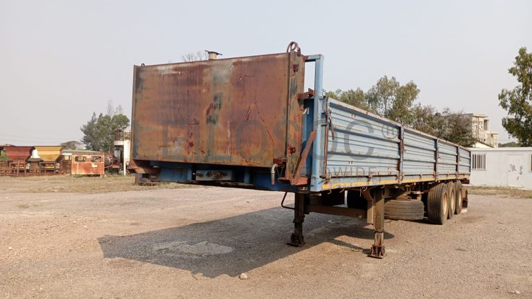 Atrelado de três eixos