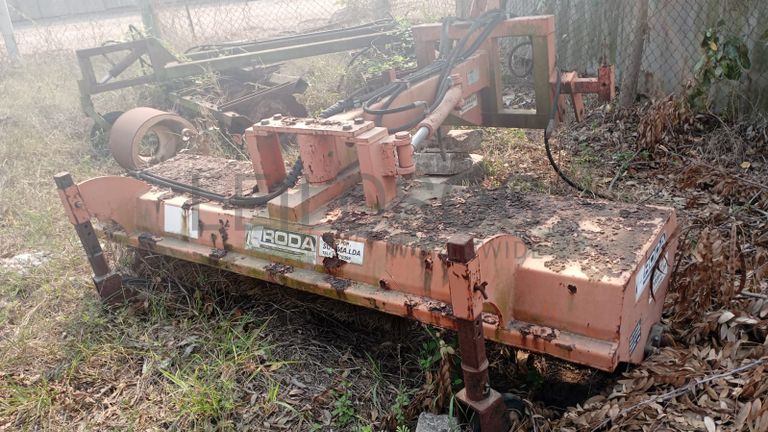 Escova de trator para limpeza de estradas