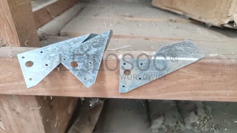 Placas de metal para juntar madeira na cobertura.