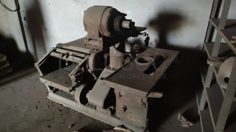 Máquina fixa de carpintaria.