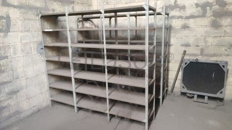 prateleiras metálicas