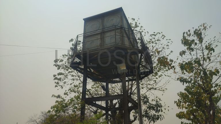 Tanque metálico de água.