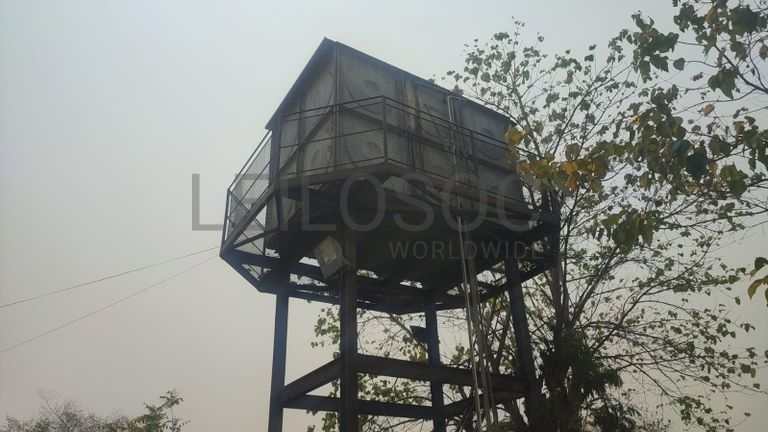 Tanque metálico de água.