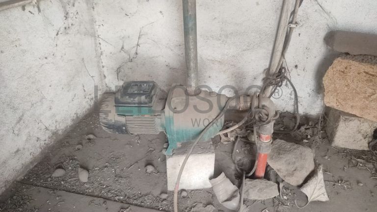 Tanque metálico de água.