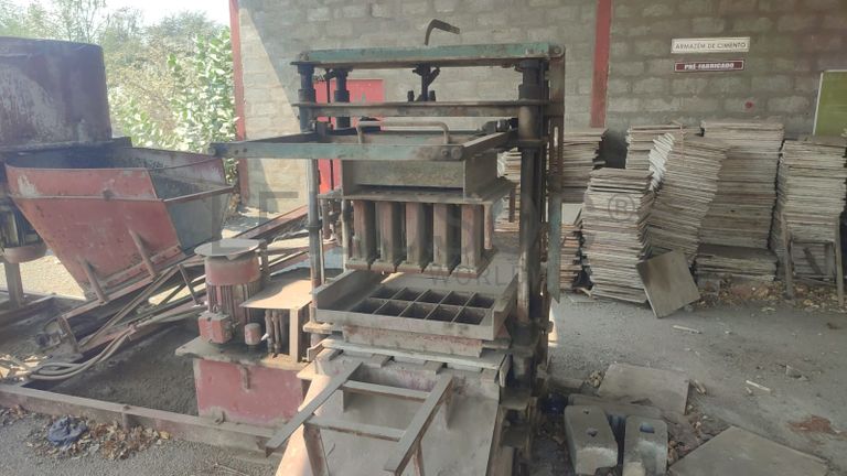 Máquina fixa de fazer blocos.