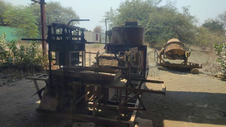 Máquina fixa de fazer blocos.