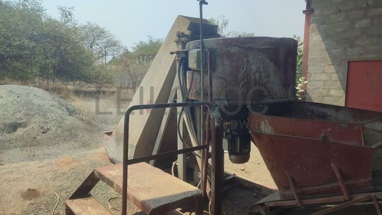 Máquina fixa de fazer blocos.