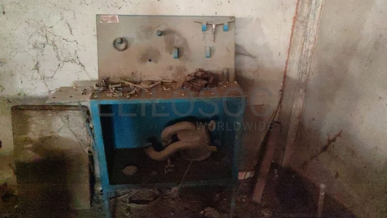 Bancada e quadro para pendurar peças