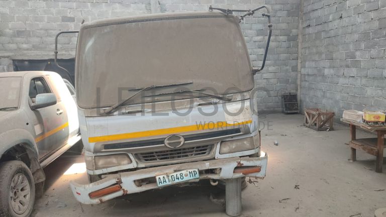 Camioneta basculante Hino