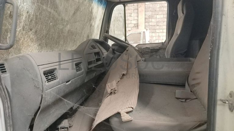 Camioneta basculante Hino