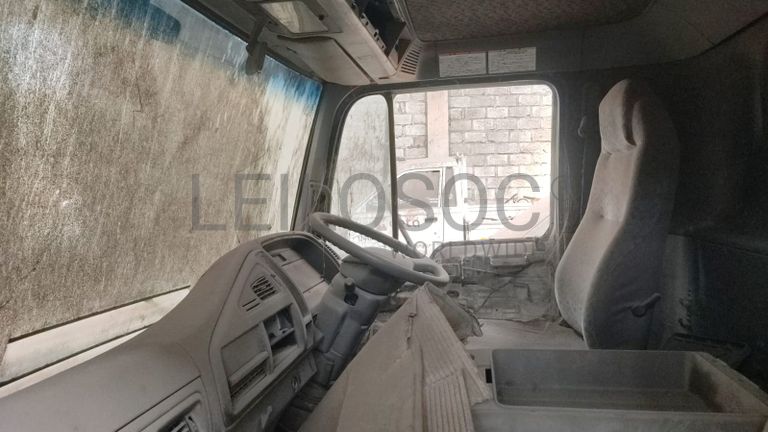 Camioneta basculante Hino