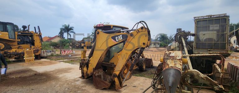 CATERPILLAR Backhoe Loader
