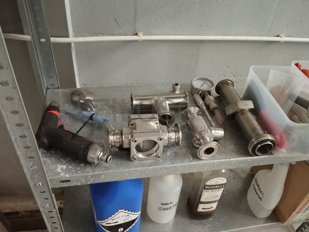 Mangueiras · Válvulas · Manómetros · Bomba Submersível · Estantes · Frigorífico · Tubagens