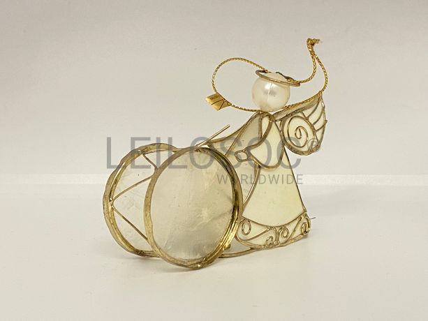 Anjo com instrumento musical