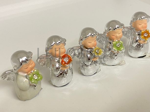 Conjunto de cinco anjos com flor