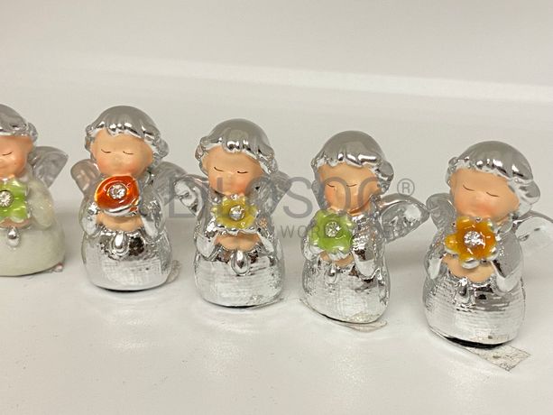 Conjunto de cinco anjos com flor