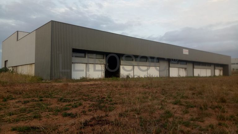 Armazéns em terreno de 5000m²