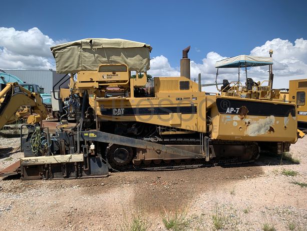 Espalhadora de Asfalto CATERPILAR AP-755