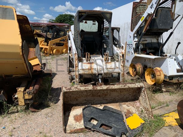 Mini Pá Carregadora Bob Cat S130B