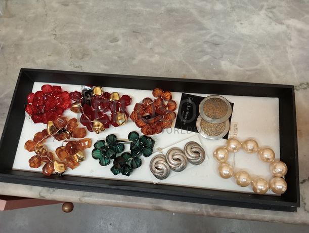 Produtos de Estética e Perfumaria · Bijuteria