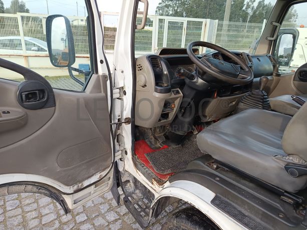 Nissan Cabstar · Ano 2010 · 6 Lugares