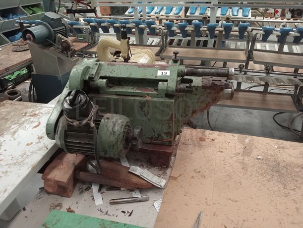 Máquina de dar cola e cortes