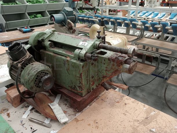 Máquina de dar cola e cortes