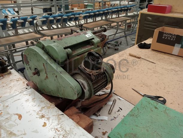 Máquina de dar cola e cortes