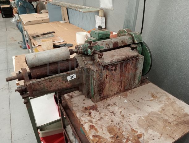 Máquina para colar palmilhas