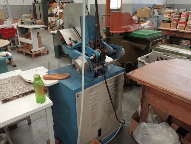 Máquina de vergar gáspeas