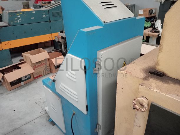 Máquina de fechar calcanheiras