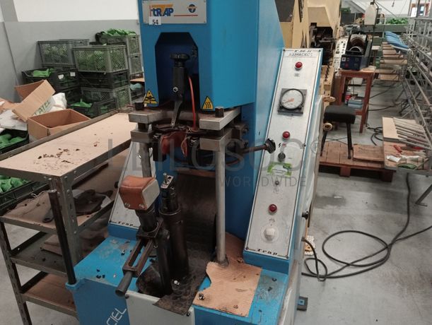 Máquina de fechar calcanheiras