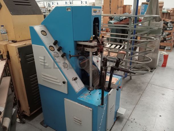 Máquina de fechar calcanheiras