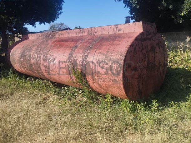 Um tanque  metálico