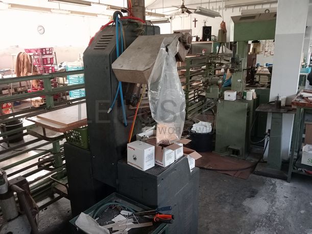 Máquina de Pregar Saltos