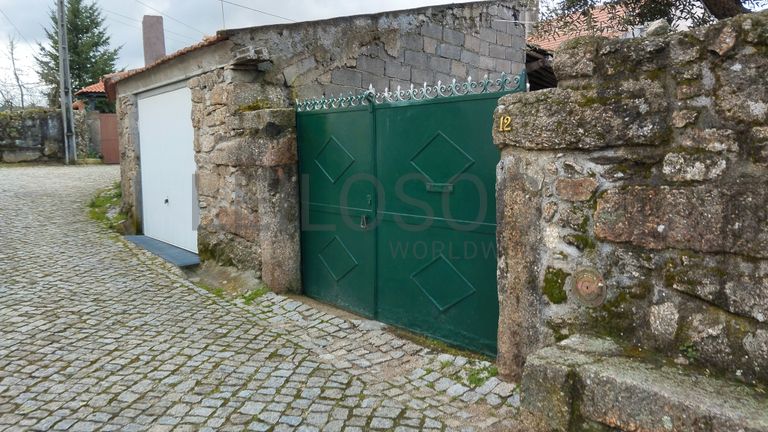 Moradia com arrecadação e anexo · Aldeia Velha, Sabugal